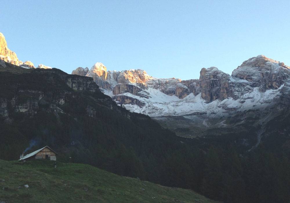 Sonnenaufgang auf Derhütte, ein Fest der Natur im Trentino